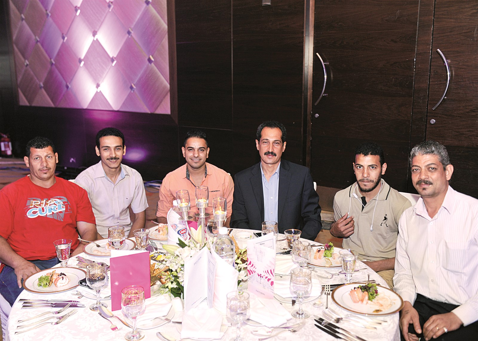 فريق عمل تنفيذ الديكور في «الراي»