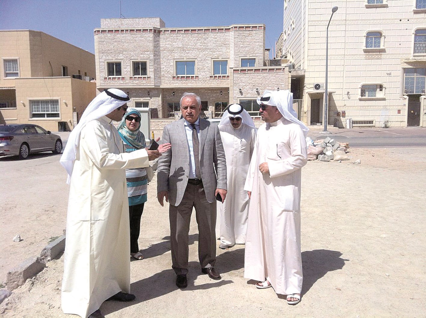 الوزير العيسى والنائب العدواني يتفقدان موقع إحدى المدارس