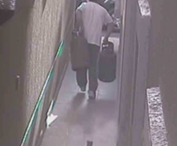 ... وحاملاً إسطوانتي الغاز