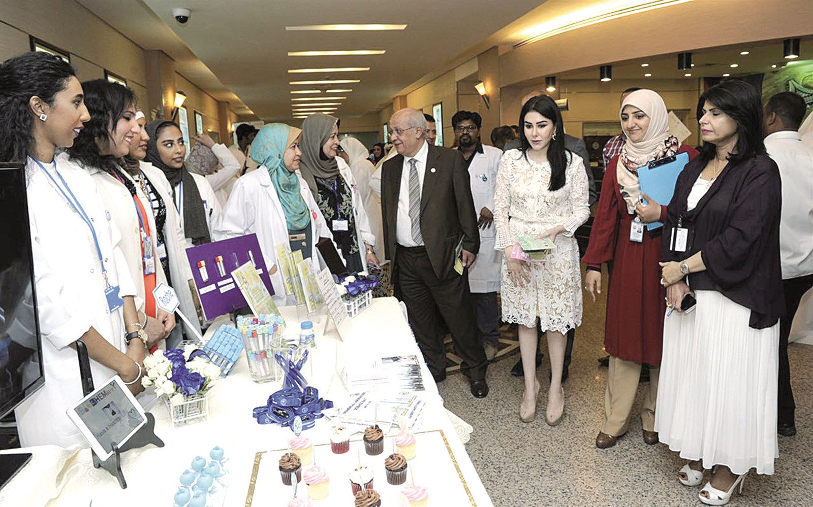 الصراف في جولة داخل المعرض