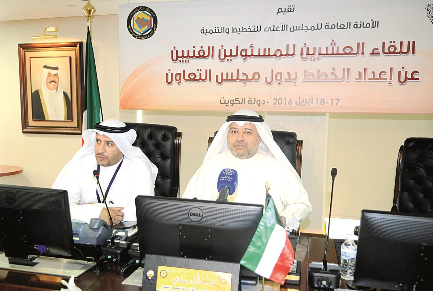 مهدي متحدثاً خلال اللقاء