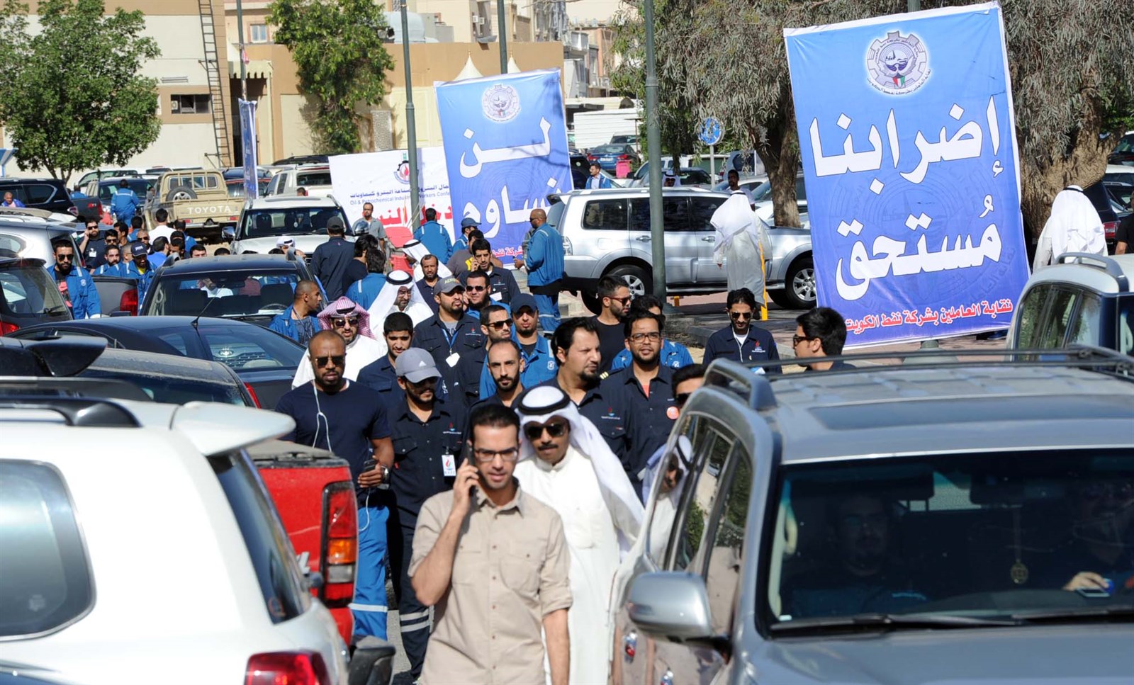 المنطقة غصت بالسيارات والمشاركين في الإضراب