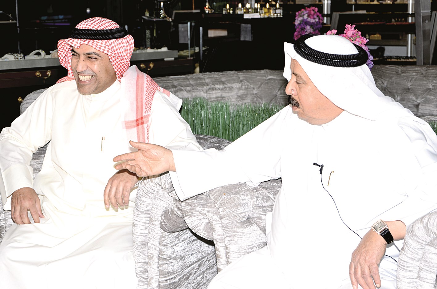 الوالد حمد الفارس مع مدير مصنع المجوهرات عبدالمحسن الفارس