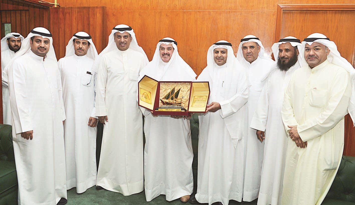 درع تكريمية لأمين عام المجلس البلدي يوسف الصقعبي