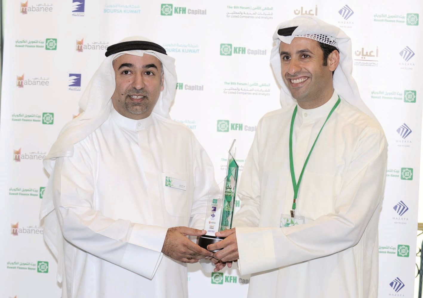 المخيزيم مكرّماً أحد المشاركين (تصوير زكريا عطية)