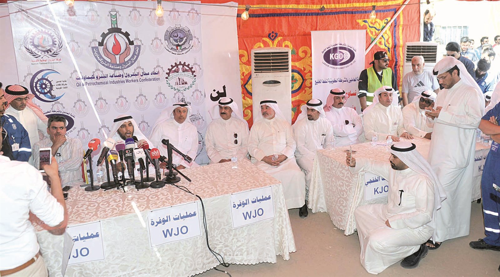 صالح عاشور متوسطا قيادت النقابات في المؤتمر الصحافي