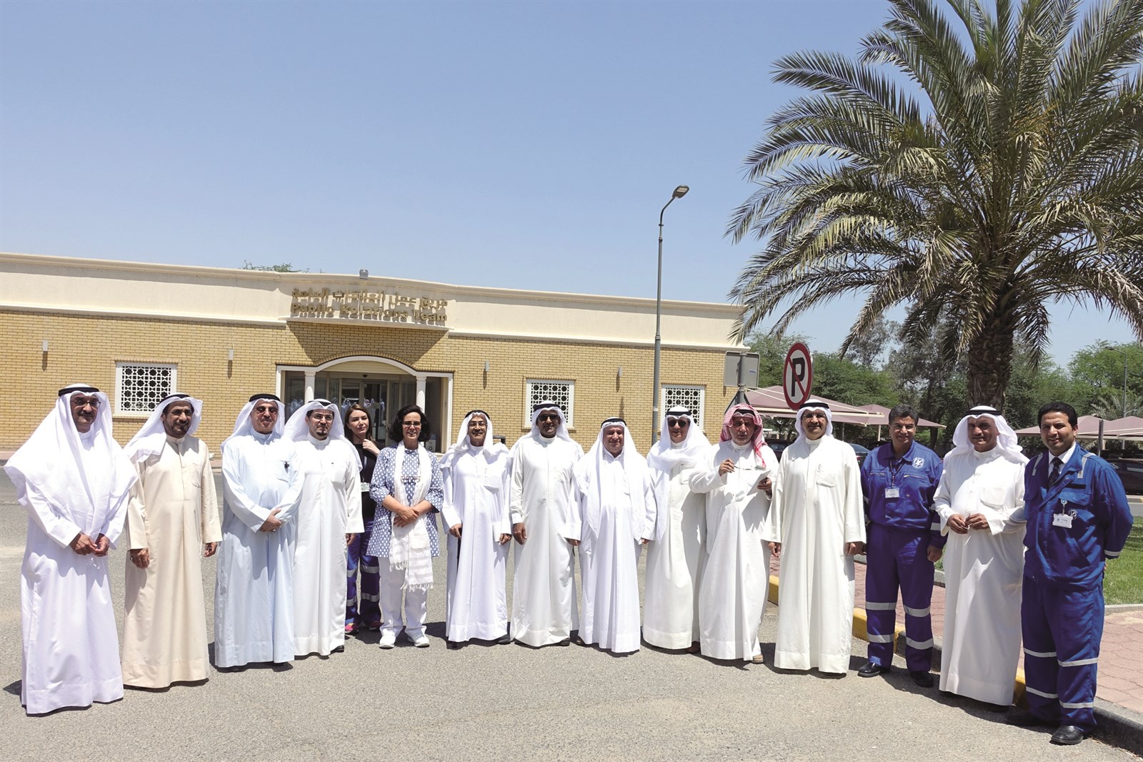 أمثال الأحمد تتوسط عددا من المتقاعدين الذين تطوعوا للعمل