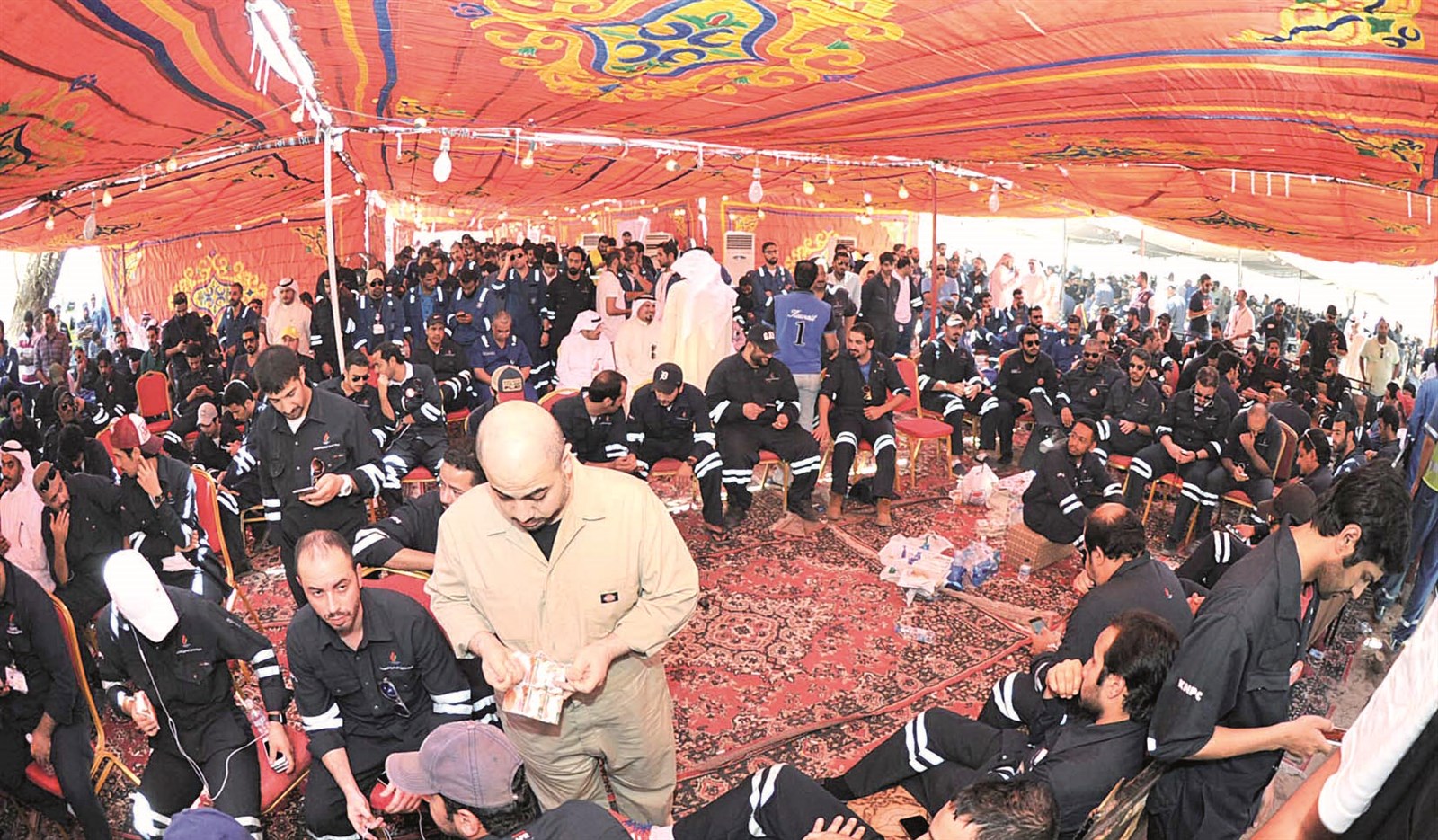 المكان يغص بالحضور