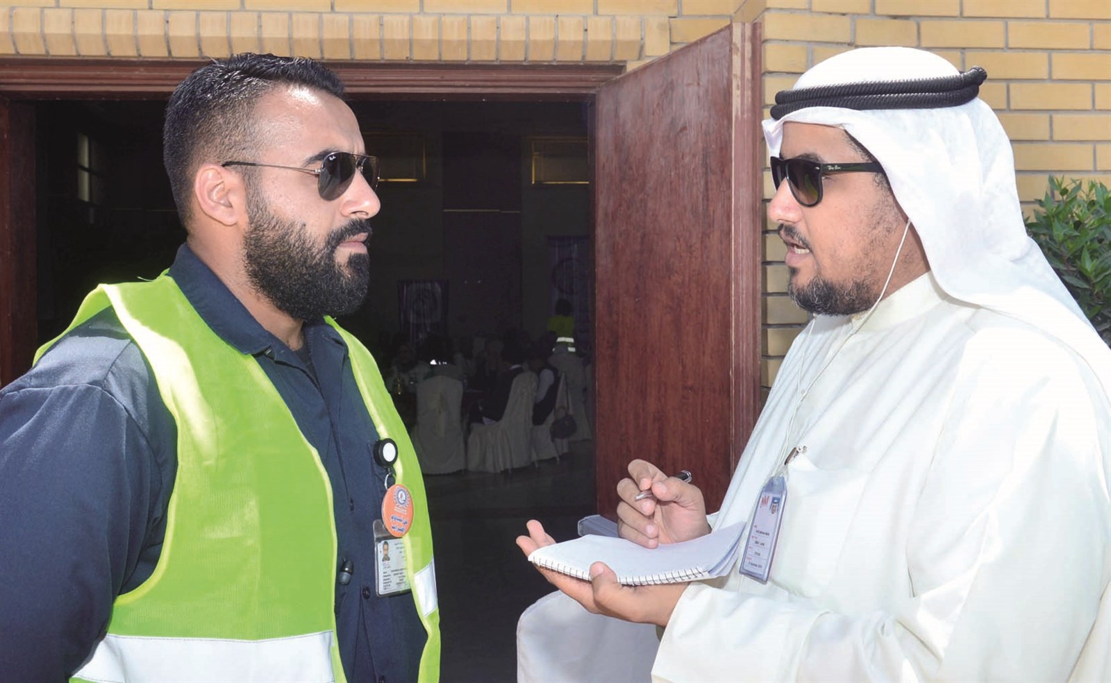 محمد جابر يتحدث للزميل تركي المغامس