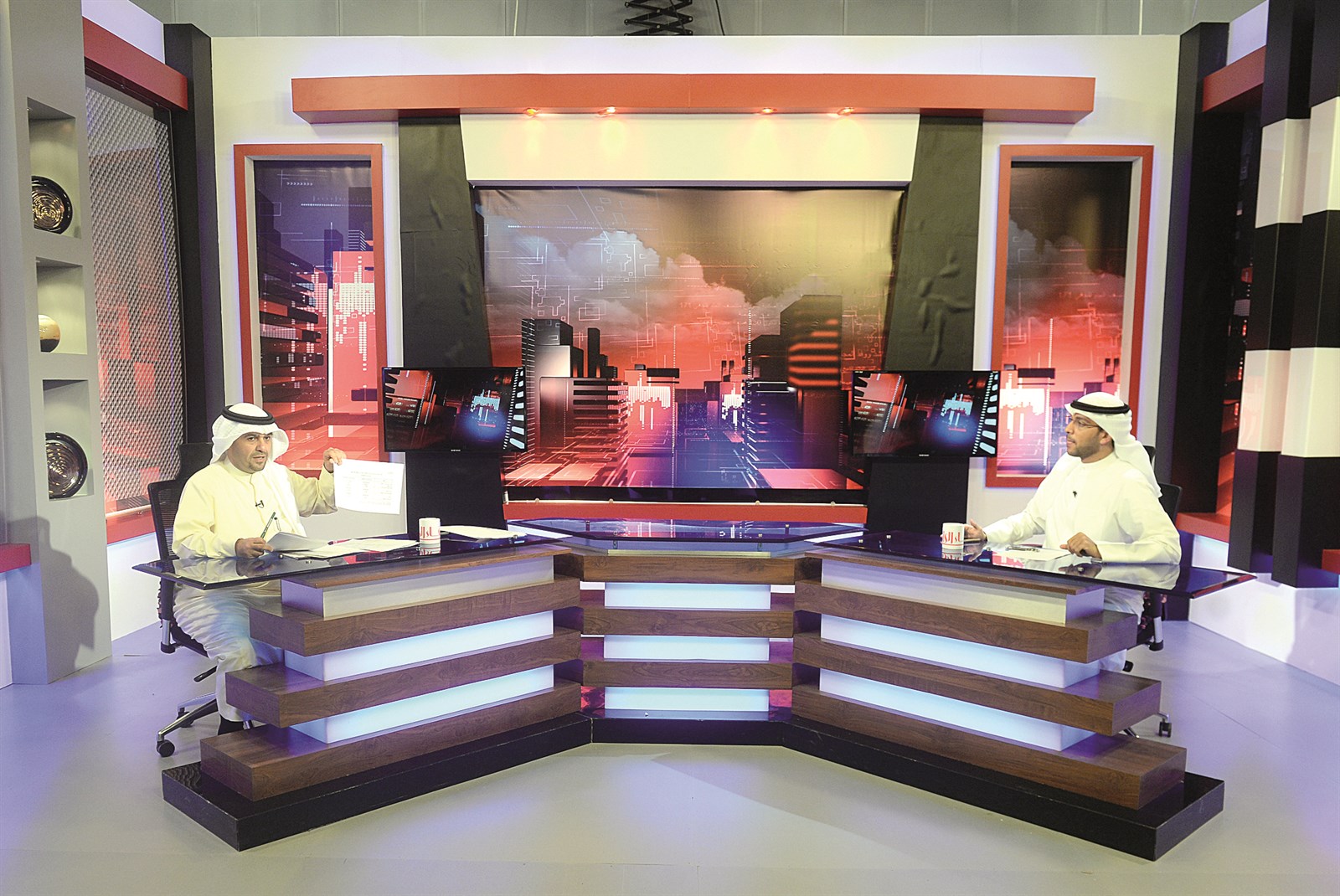 الوزير الصالح خلال اللقاء مع الزميل محمد السداني