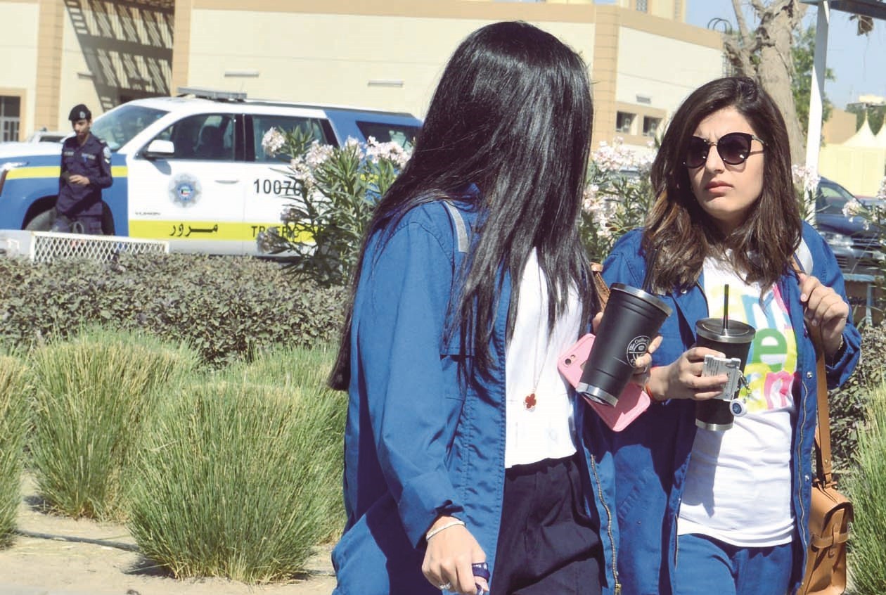 موظفتان وحديث عن الإضراب