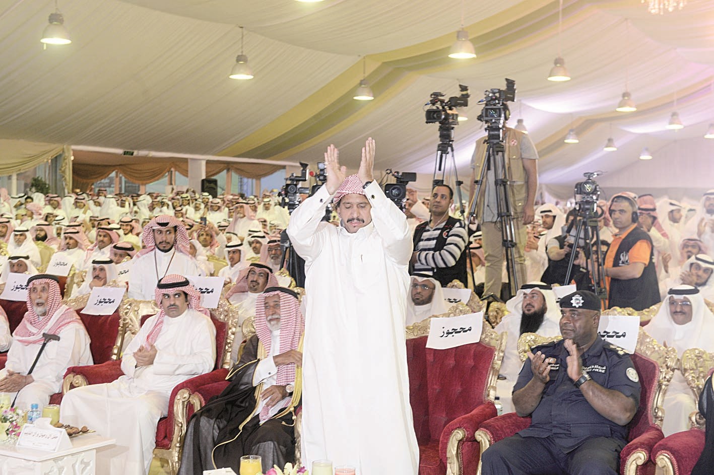 ابن الذيب يبادل مهنئيه التحية