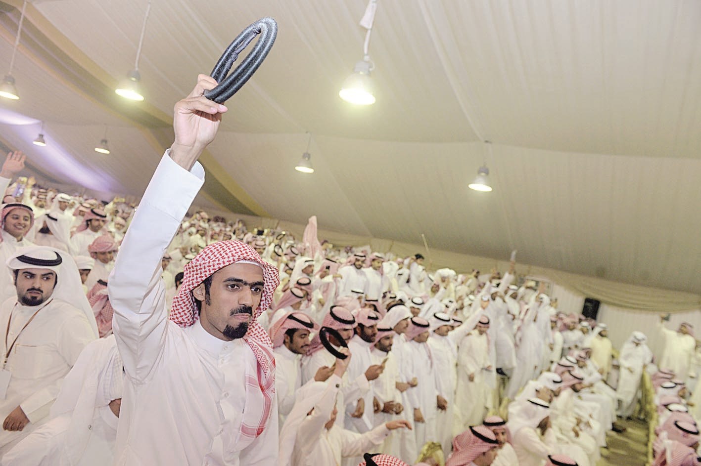 العقل ارتفعت لتحية الشاعر القطري