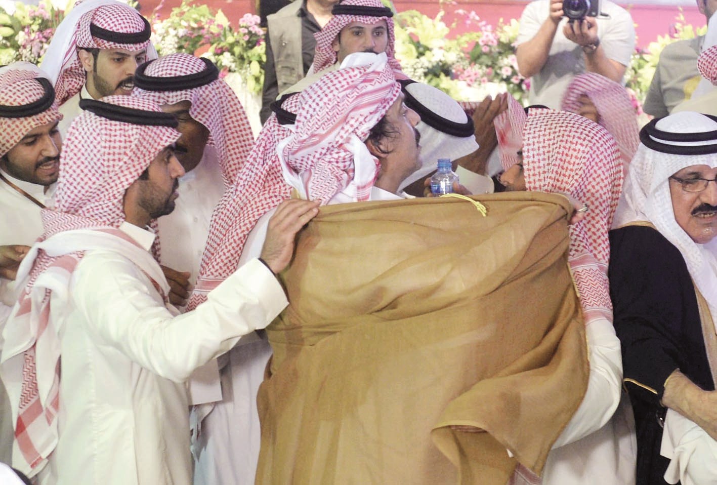 مهنئ يمنح ابن الذيب «بشته»