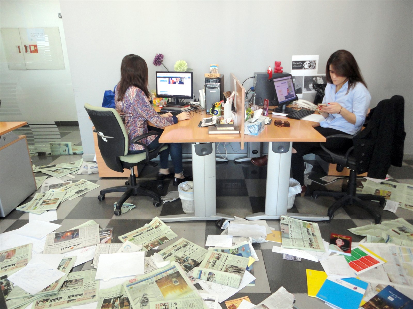 u0635u062du0627u0641u064au062au0627u0646 u0641u064a u0645u0643u062au0628 u00abu0627u0644u0634u0631u0642 u0627u0644u0623u0648u0633u0637u00bb u062au0639u0645u0644u0627u0646 u0648u0633u0637 u0627u0644u0641u0648u0636u0649