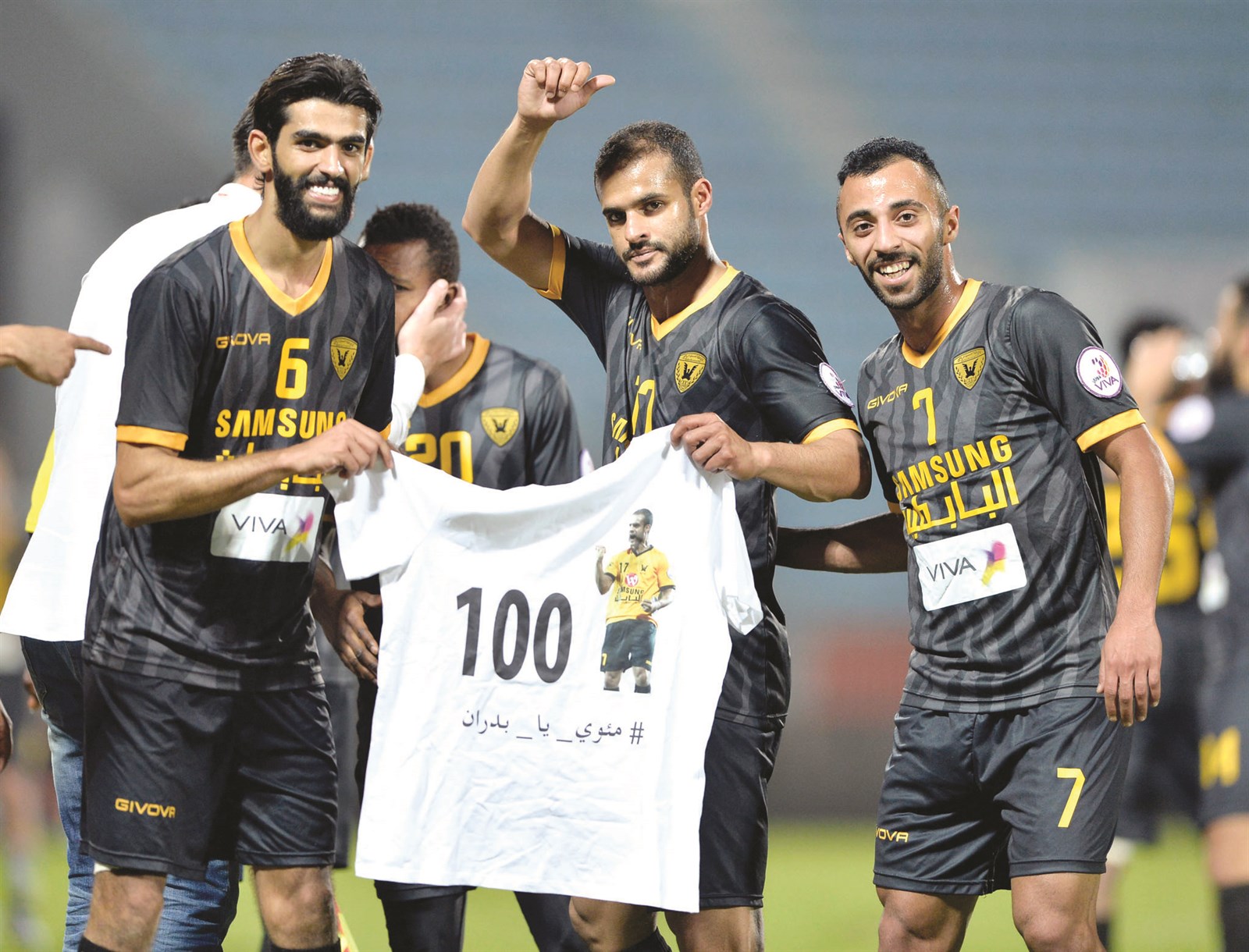 u0628u062fu0631 u0627u0644u0645u0637u0648u0639 u064au062au0644u0642u0649 u062au0647u0646u0626u0629 u0632u0645u0644u0627u0626u0647 u0628u0639u062f u062au0633u062cu064au0644u0647 u00abu0627u0644u0647u062fu0641 u0627u0644u0645u0626u0648u064au00bb (u0627u0644u0623u0632u0631u0642 u062fu0648u062a u0643u0648u0645)