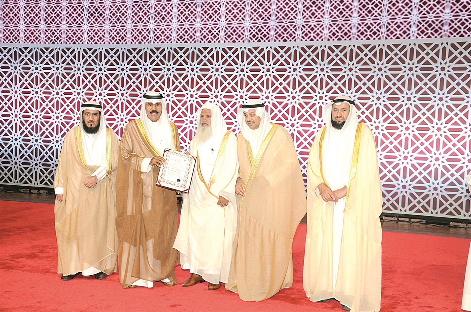 تكريم إمام المسجد النبوي