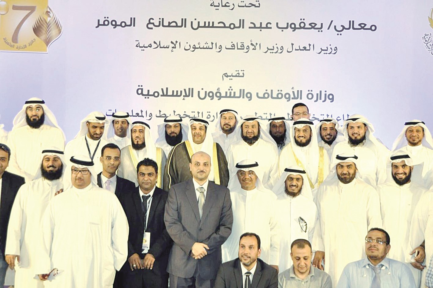 ... ومتوسطاً المكرمين (تصوير سعد هنداوي)