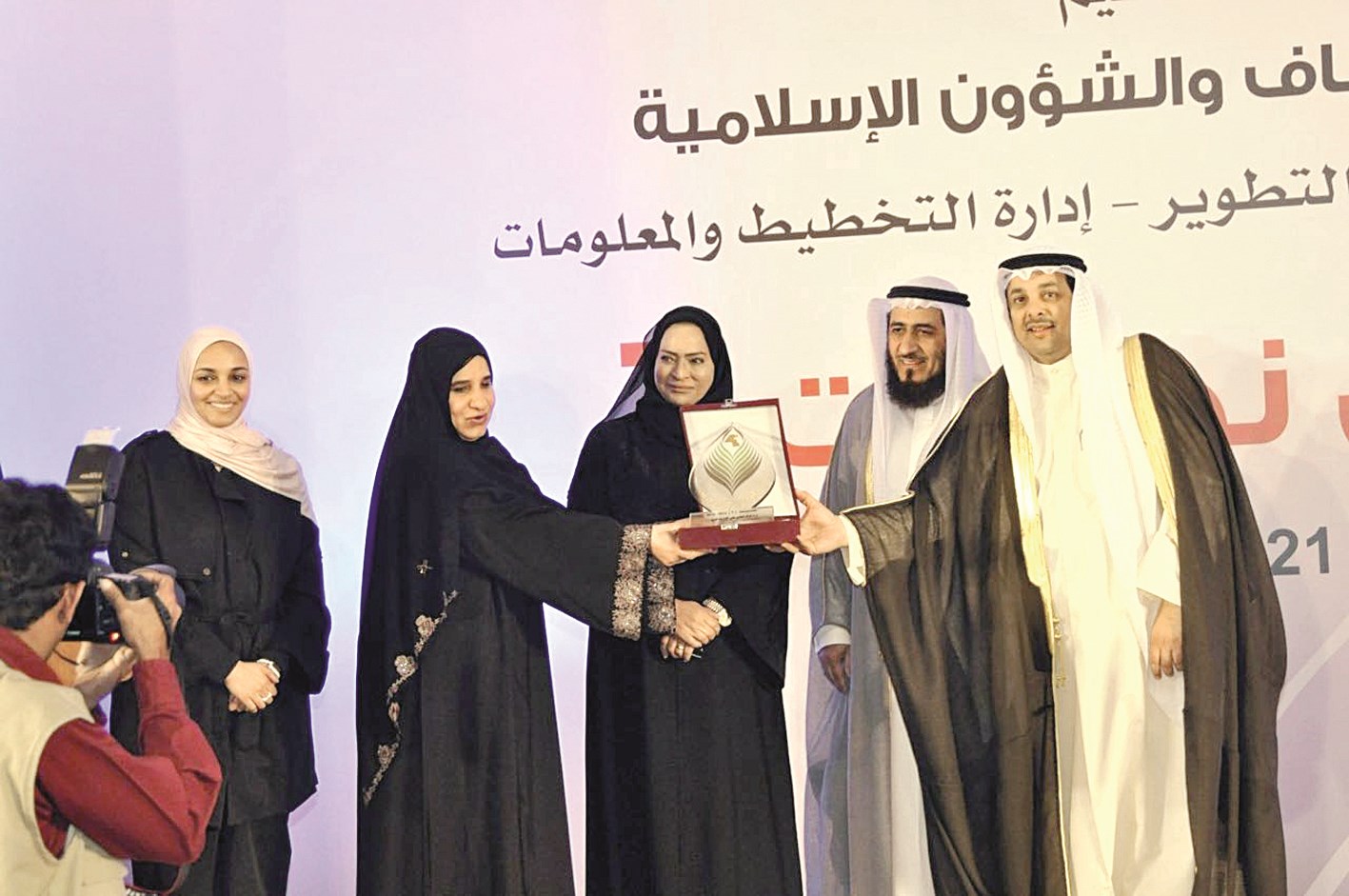 u0627u0644u0635u0627u0646u0639 u0645u0643u0631u0645u0627 u0625u062fu0627u0631u0629 u00abu0627u0644u0633u0631u0627u062c u0627u0644u0645u0646u064au0631u00bb