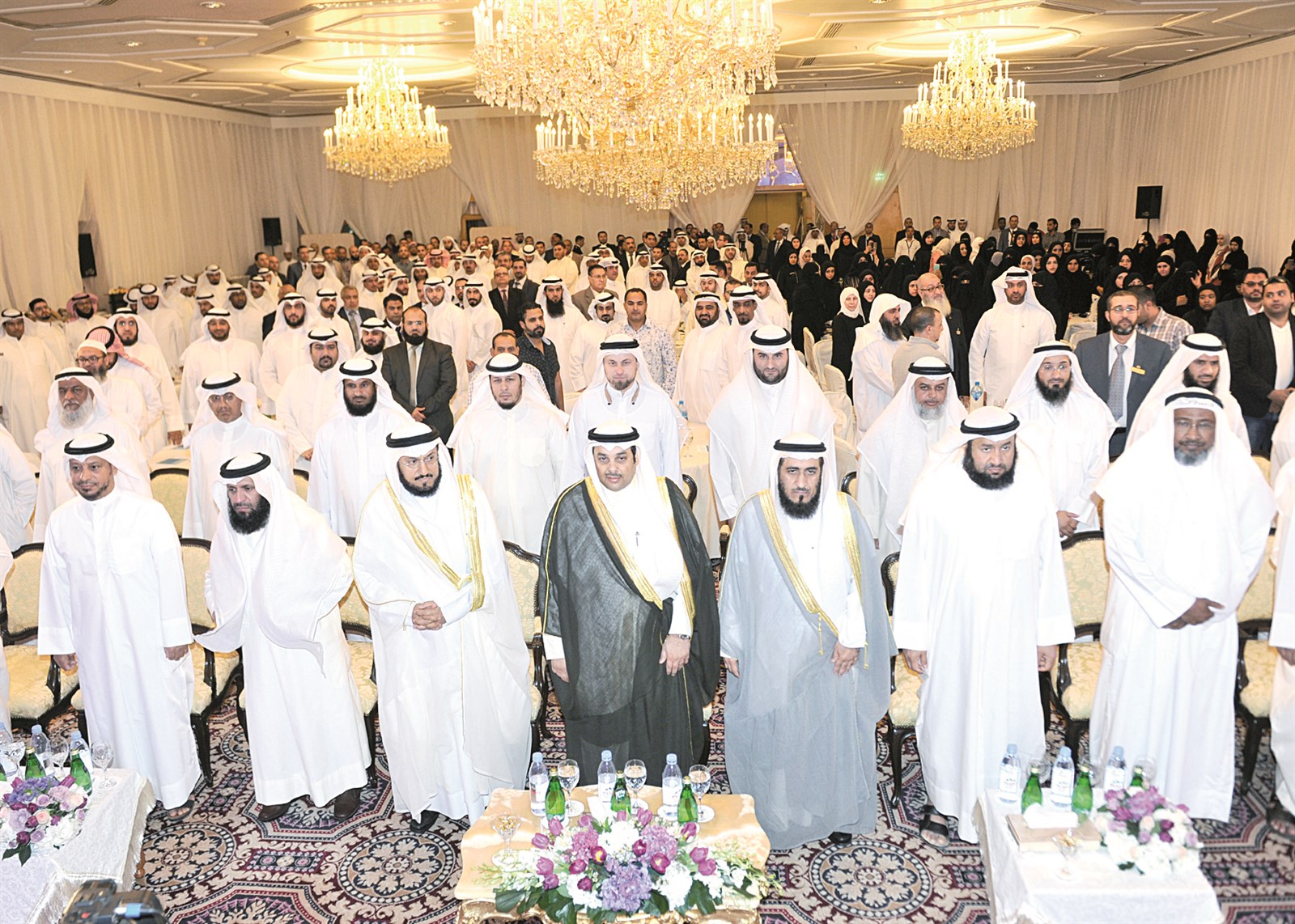 الحضور وقوفاً للسلام الوطني