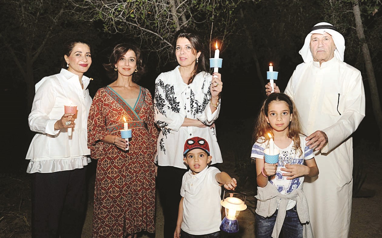 عائلة تحتج بالشموع