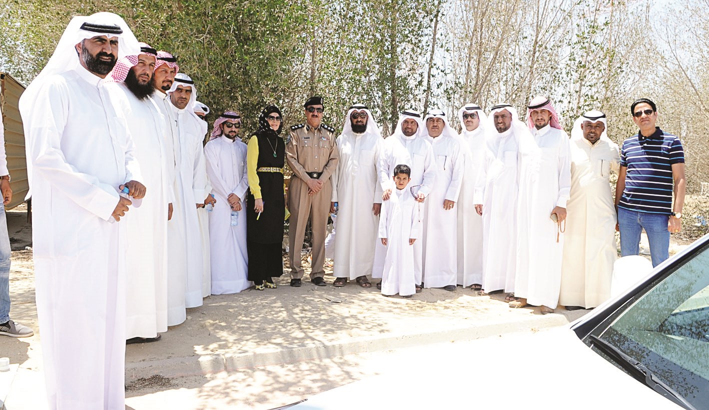 الوفد الزائر لأم الهيمان مع بعض الأهالي (تصوير كرم ذياب)