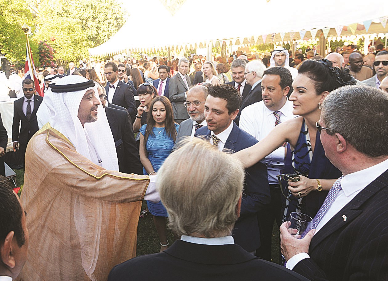 العبدالله مصافحاً بعض الحصور