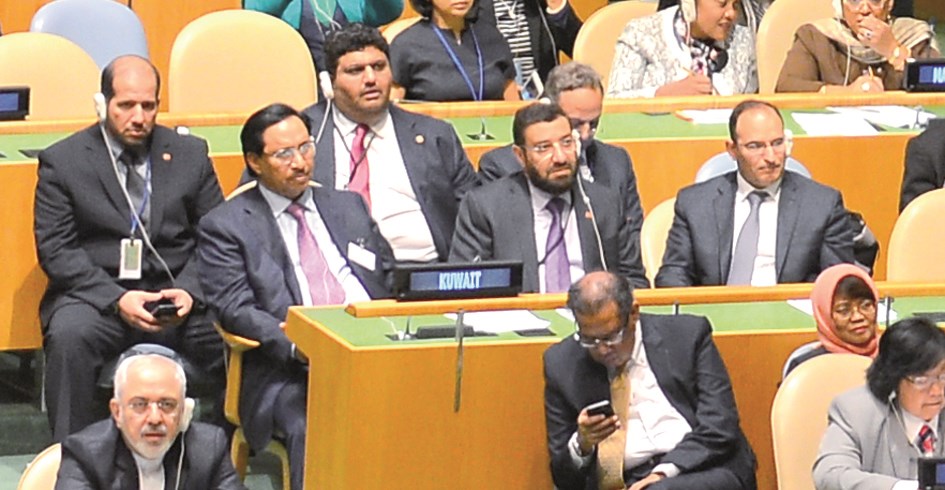 ... ويتوسط وفد الكويت في القمة