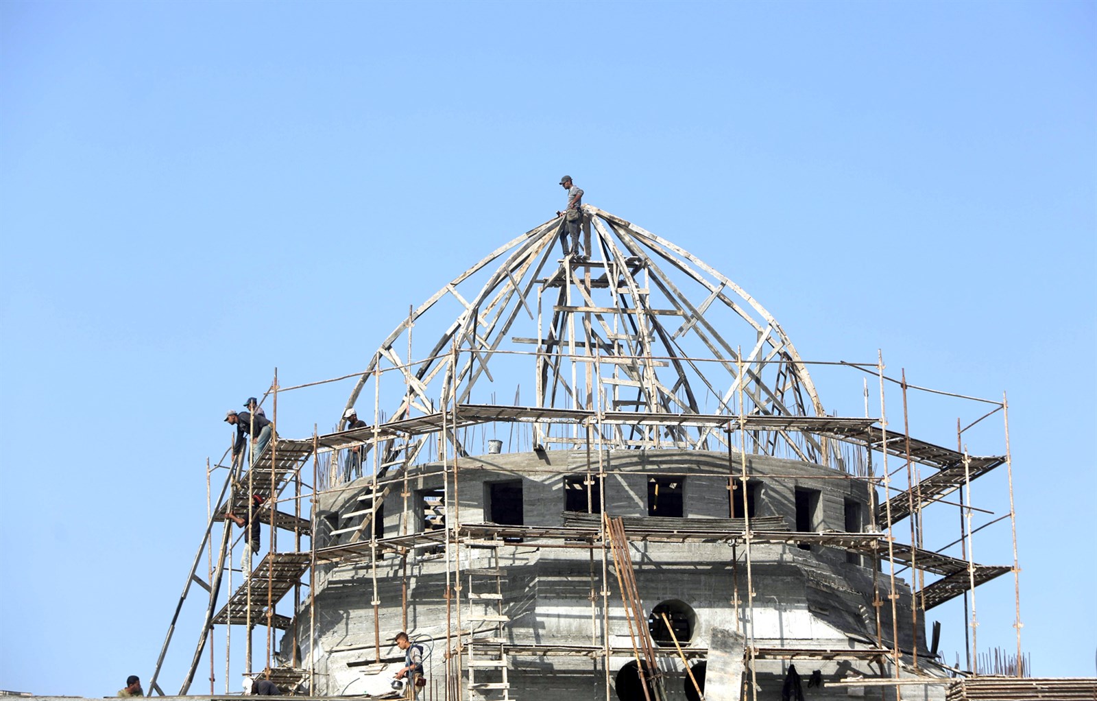 u0641u0644u0633u0637u064au0646u064au0648u0646 u064au0639u0645u0644u0648u0646 u0641u064a u0645u0648u0642u0639 u0628u0646u0627u0621 u0645u0633u062cu062f u062cu062fu064au062f u0641u064a u063au0632u0629  (u0627 u0641 u0628)