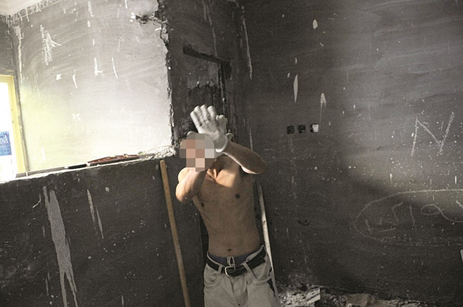 عامل يقوم بتقسيم الشقق في الخفاء