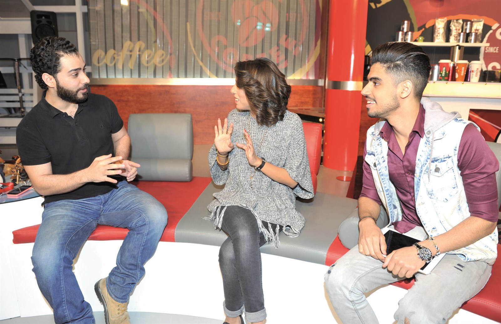 عمر ورجاء يتحدثان إلى الزميل علاء محمود (تصوير نور هنداوي)