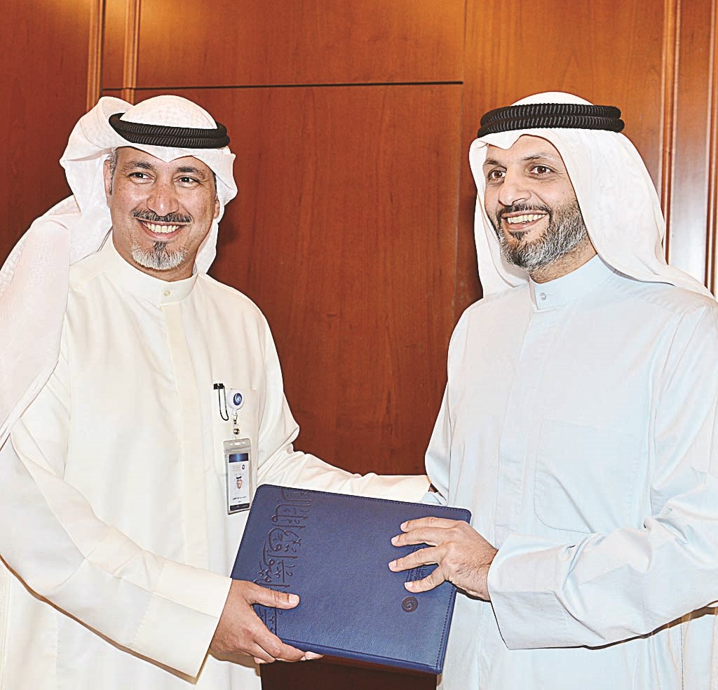 العجيل يُسلم الخالد اتفاقية نقل المهام