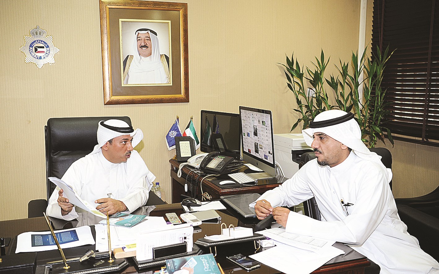 الحبيب متحدثا للزميل منصور الشمري (تصوير طارق عزالدين)