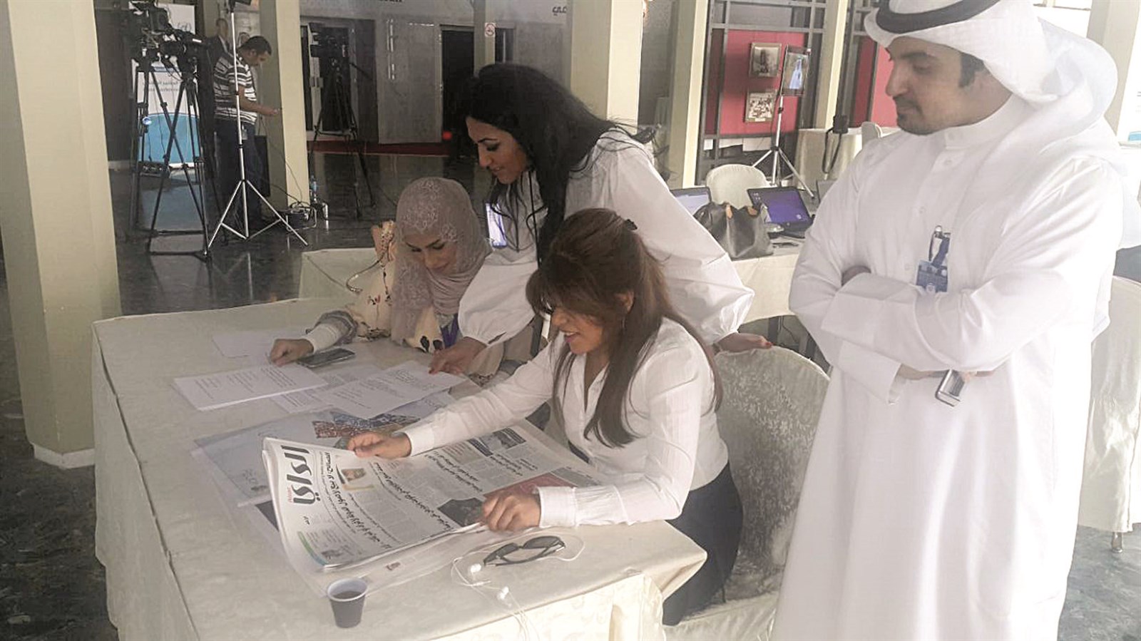 موظفو الإعلام الخارجي يتابعون «الراي» في المركز الإعلامي