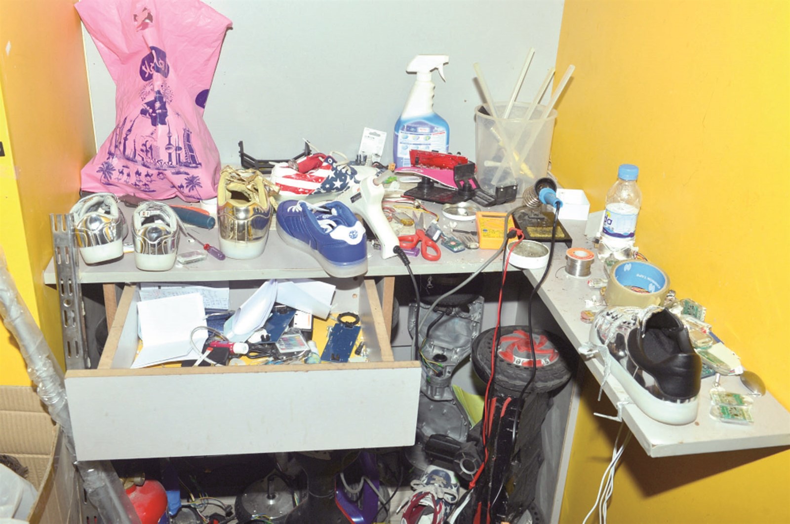 ورشة صيانة وتصليح الاحذية المضيئة