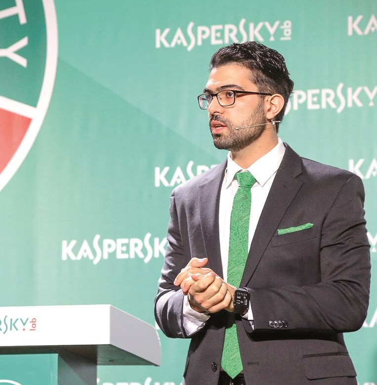 محمد أمين متحدثاً