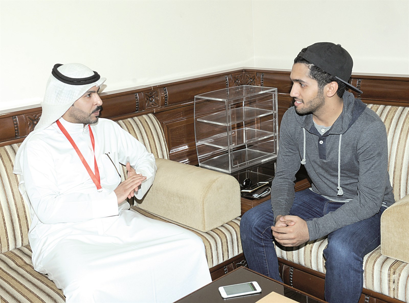 الخميس متحدثاً إلى الزميل فيصل التركي (تصوير جلال معوض)