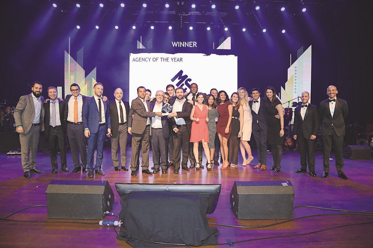 u0641u0631u064au0642 u0627u0644u0634u0631u0643u0629 u0645u062du062au0641u0644u0627u064b u0628u0627u0644u062cu0648u0627u0626u0632