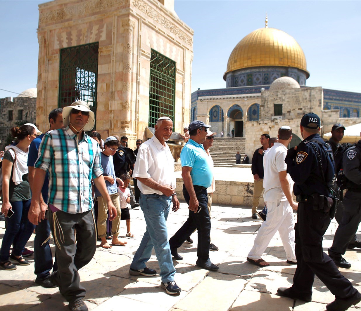 u0627u0644u0634u0631u0637u0629 u0627u0644u0625u0633u0631u0627u0626u064au0644u064au0629 u062au0631u0627u0641u0642 u0645u062au0637u0631u0641u064au0646 u064au0647u0648u062fu0627u064b u062eu0644u0627u0644 u062au062cu0648u0644u0647u0645 u0641u064a u0628u0627u062du0629 u00abu0627u0644u0623u0642u0635u0649u00bb u0641u064a u0627u0644u0642u062fu0633     (u0623 u0641 u0628)