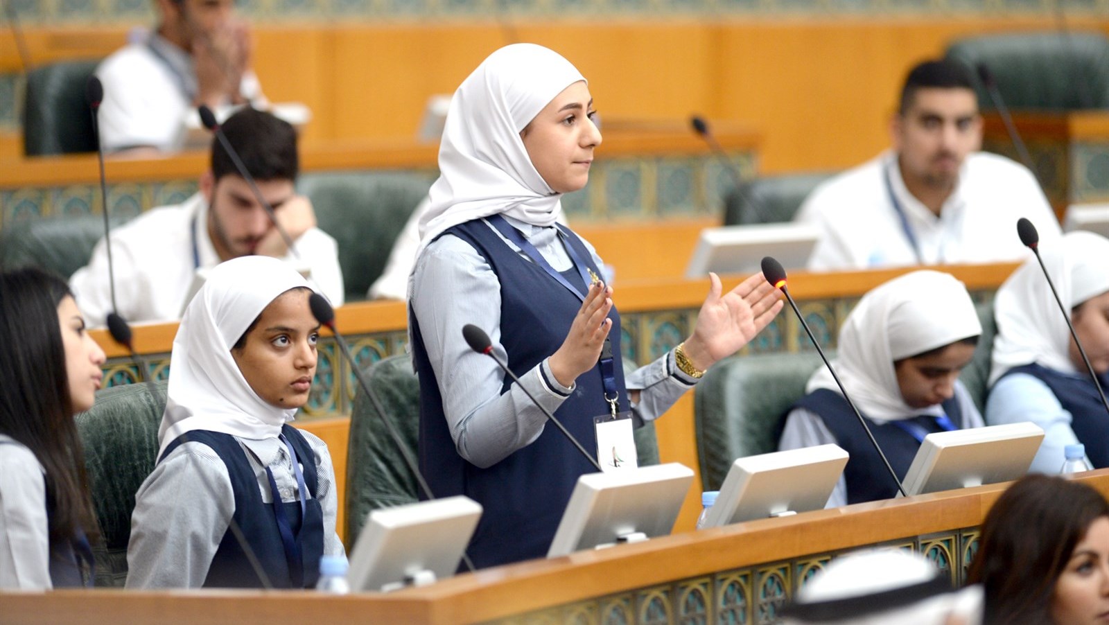 إحدى الطالبات تدلي برأيها