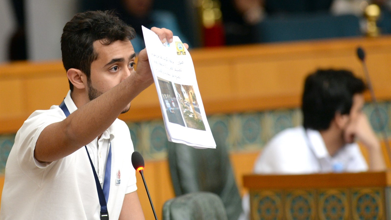 طالب يرفع مذكرة ليدلل على رأيه