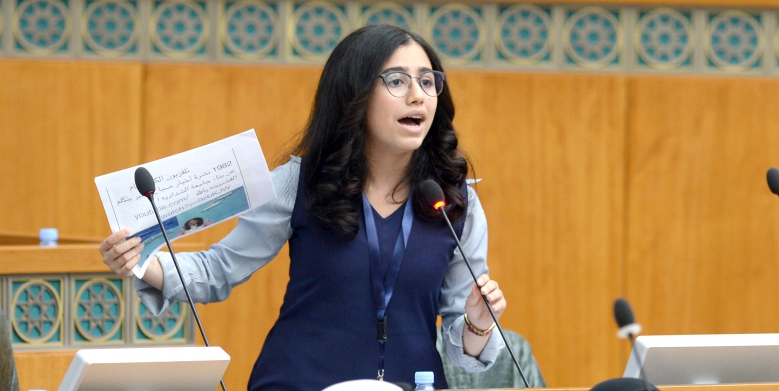 طالبة تبين وجهة نظرها