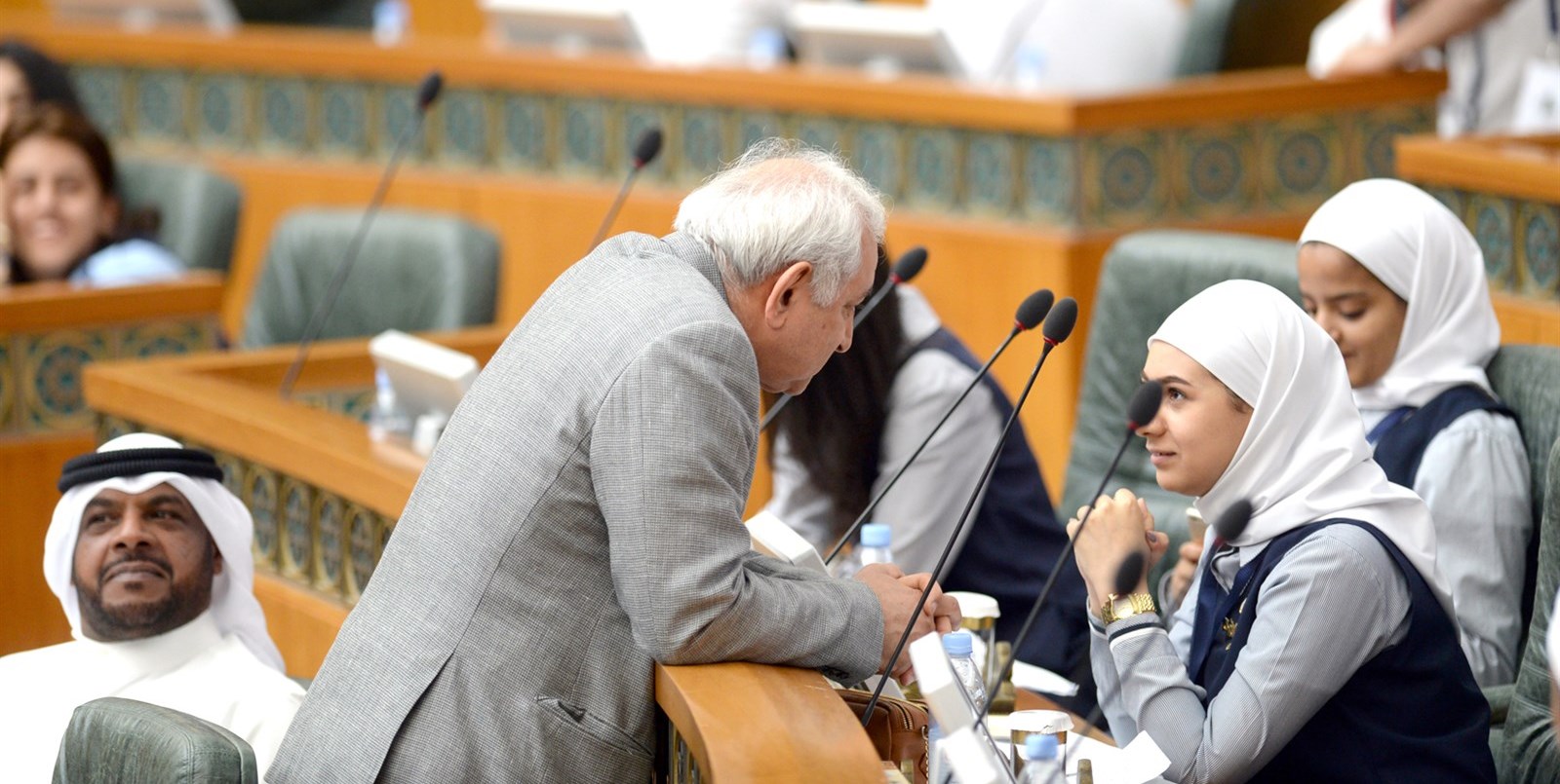 الوزير العيسى يناقش إحدى الطالبات