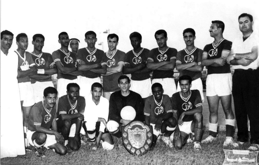 u0634u0639u0631u0627u0648u064a u0645u0639 u0641u0631u064au0642 u0627u0644u0639u0631u0628u064a u0648u064au0638u0647u0631 u0641u064a u0627u0644u0635u0641 u0627u0644u0623u0645u0627u0645u064a u062eu0644u0641 u062fu0631u0639 u0627u0644u0645u0648u0633u0645 1961 - 1962