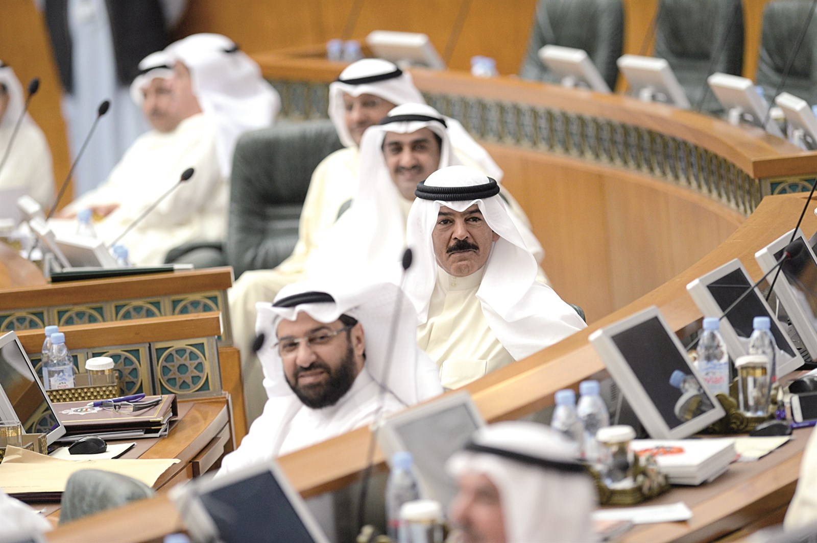 وزراء يتابعون مجريات الجلسة