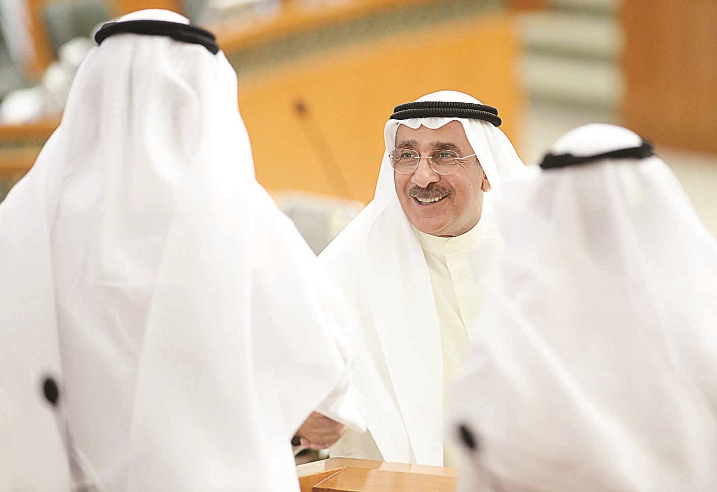 الجسار مبتسماً خلال حديثه مع عدد من النواب