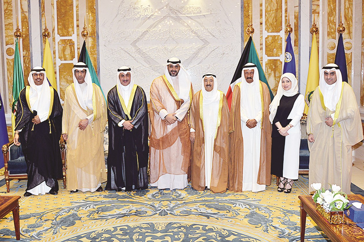 سمو الأمير متوسطاً العبدالله وأعضاء لجنة المناقصات