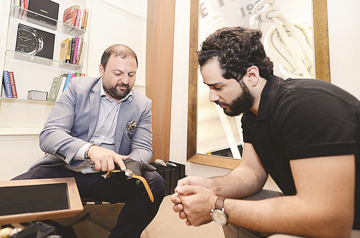 جورج شارحاً للزميل علاء محمود مراحل تصنيع الساعة