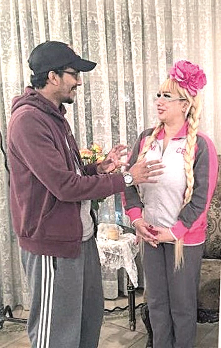 قمر والمخرج محمد البكر خلال تصوير «جميل ومستحيل»