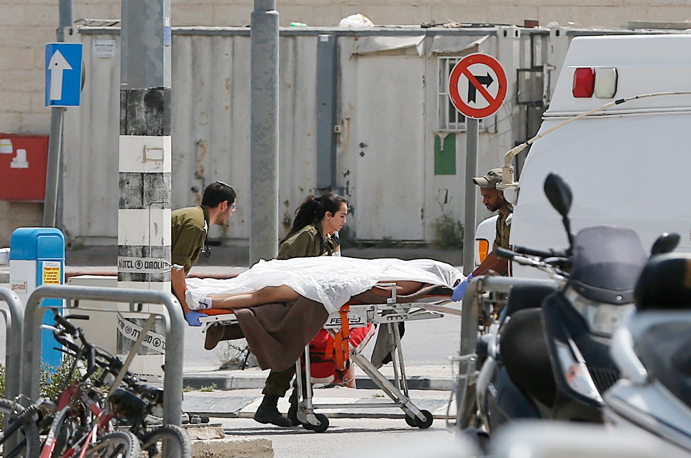 u062cu0646u0648u062f u0625u0633u0631u0627u0626u064au0644u064au0648u0646 u064au0646u0642u0644u0648u0646 u0623u062du062f u0627u0644u0642u062au0644u0649 u0627u0644u0649 u0633u064au0627u0631u0629 u0627u0633u0639u0627u0641b(u0627 u0641 u0628)